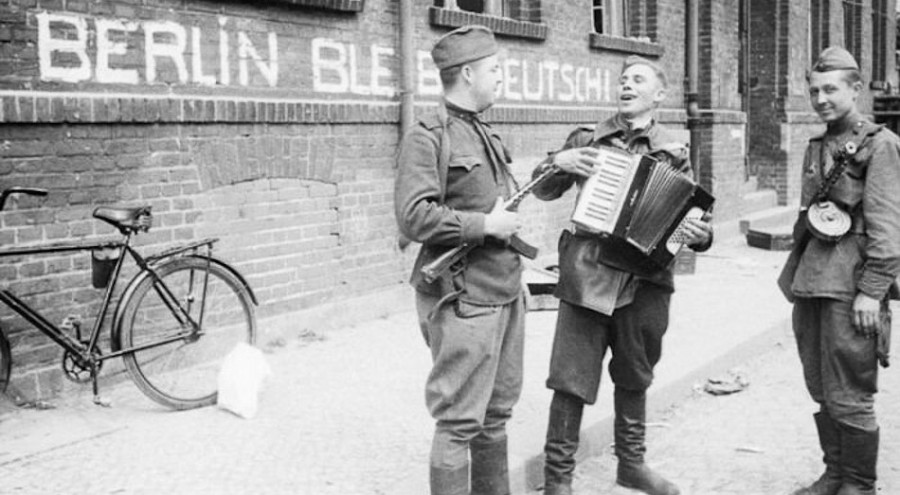 Советские солдаты с гармонью на одной из улиц Берлина
