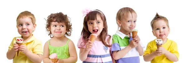 Счастливые дети группы с мороженым изолированные — стоковое фото