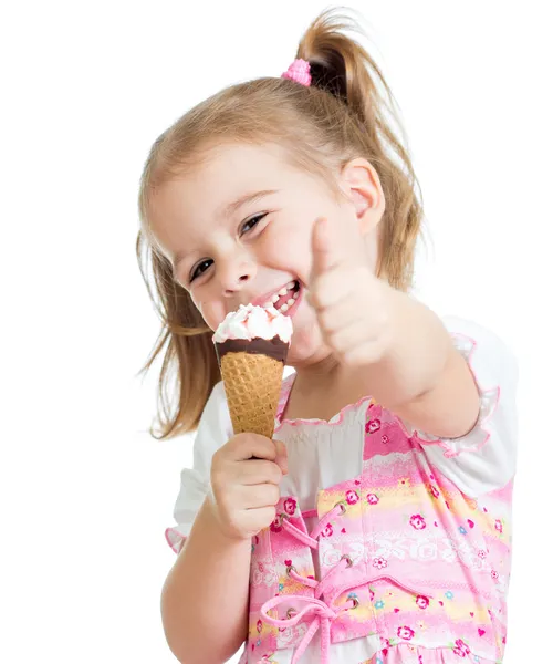 Счастливая девочка ребенка, съедающая мороженое и показывающая большой палец — стоковое фото