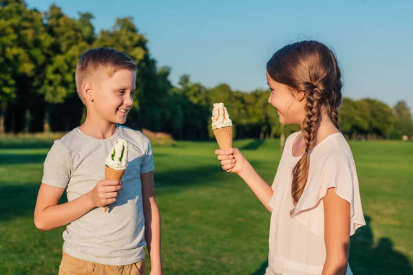 Дети с мороженым — стоковое фото