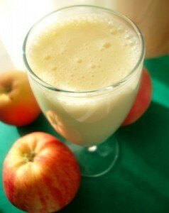 Яблочный коктейль на основе молока