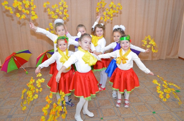 Осенний танец с листочками в детском саду