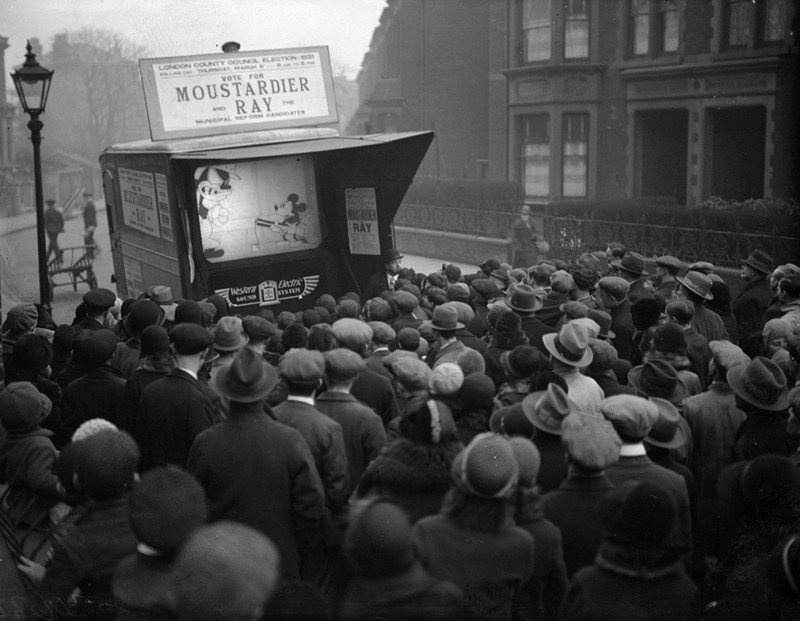 Жители Лондона смотрят мультфильм про Микки Мауса, 26 февраля 1931 года дисней, ретро, фотография