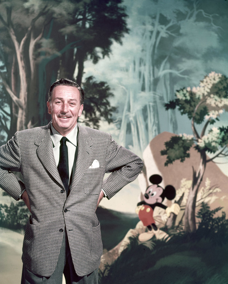 Уолт Дисней позирует на фоне своего культового персонажа - Микки Мауса, 1955 год дисней, ретро, фотография