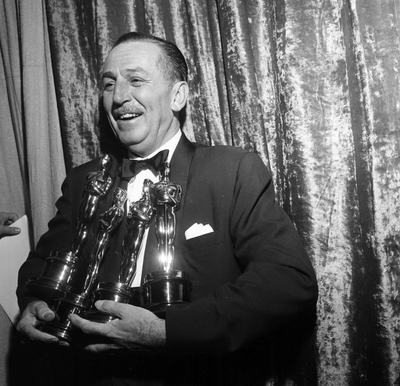 Мультипликатор держит 4 премии "Оскар" за картину "Исчезающая прерия", 30 марта 1955 года дисней, ретро, фотография
