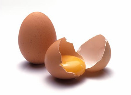 как различить сырое яйцо и вареное 