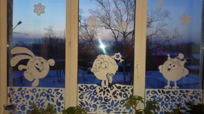 Декорирование окна к новому году: новогодние рисунки смешариков