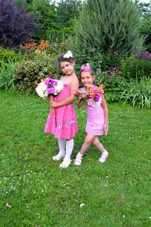Стихи про фей для детей «Цветочные феи». Девочки с цветами. Реверанс