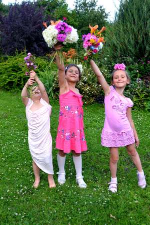 Стихи про фей для детей «Цветочные феи». Три девочки с цветами