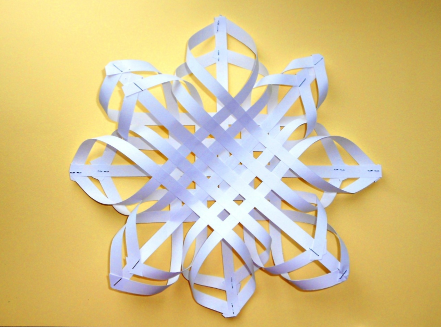 Объемные снежинки из белой бумаги хорошо подойдут для украшения дома на Новый год 
