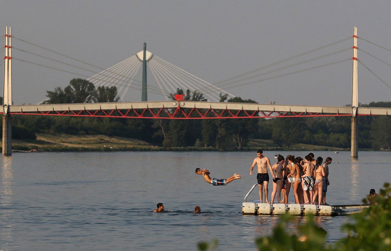 парень прыгает в реку Дунай, фото