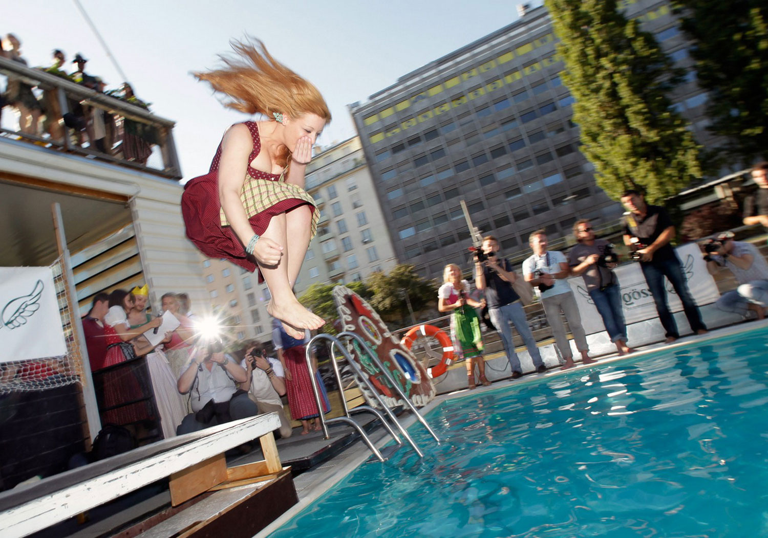 девушка прыгает в бассейн, фото