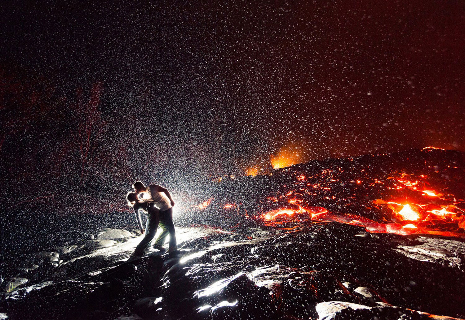 влюбленная пара у вулкана, фото