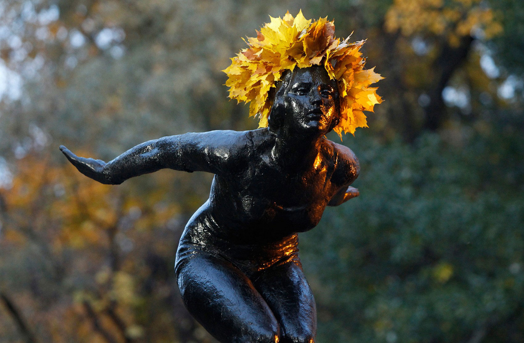 статуя в венке из листьев, фото