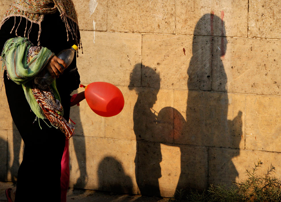 ребенок с шаром в праздник рамадан, фото