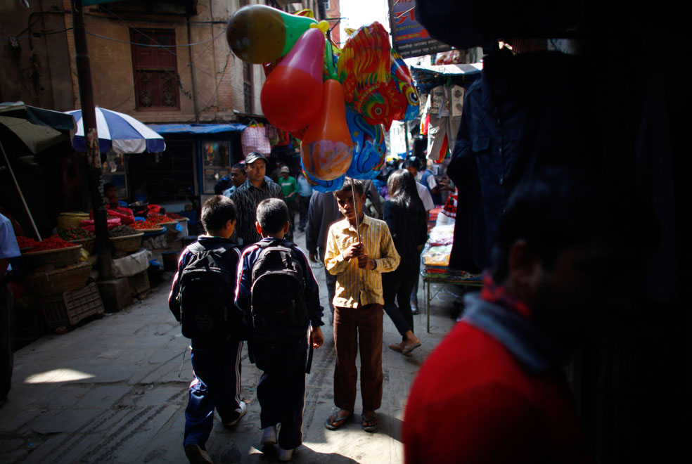 Молодой продавец шаров в Катманду, фото