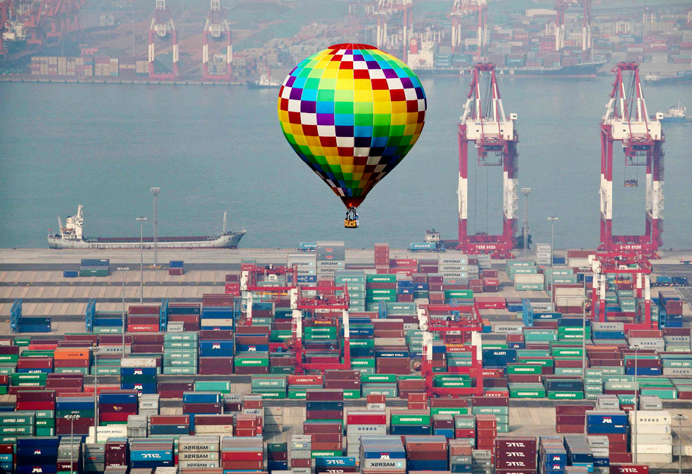 Воздушный шар пролетает над портом в Циндао, фото