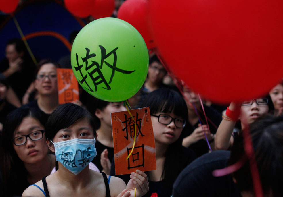 протестующие на митинге с шарами, фото