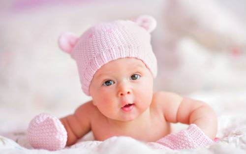 Младенец в розовой шапке