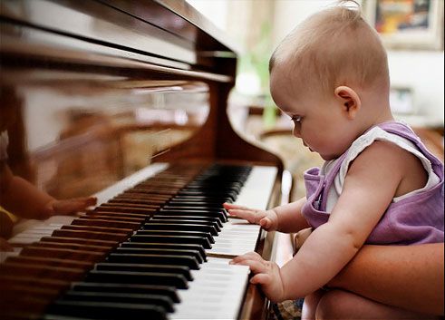 Ребенок за пианино