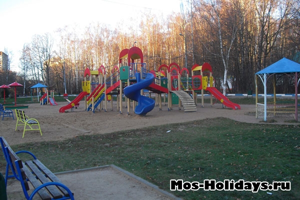 Детская площадка в Тропаревском лесопарке