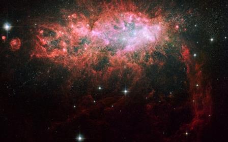 NGC 1569 является карликовой неправильной галактикой в созвездии Жирафа
