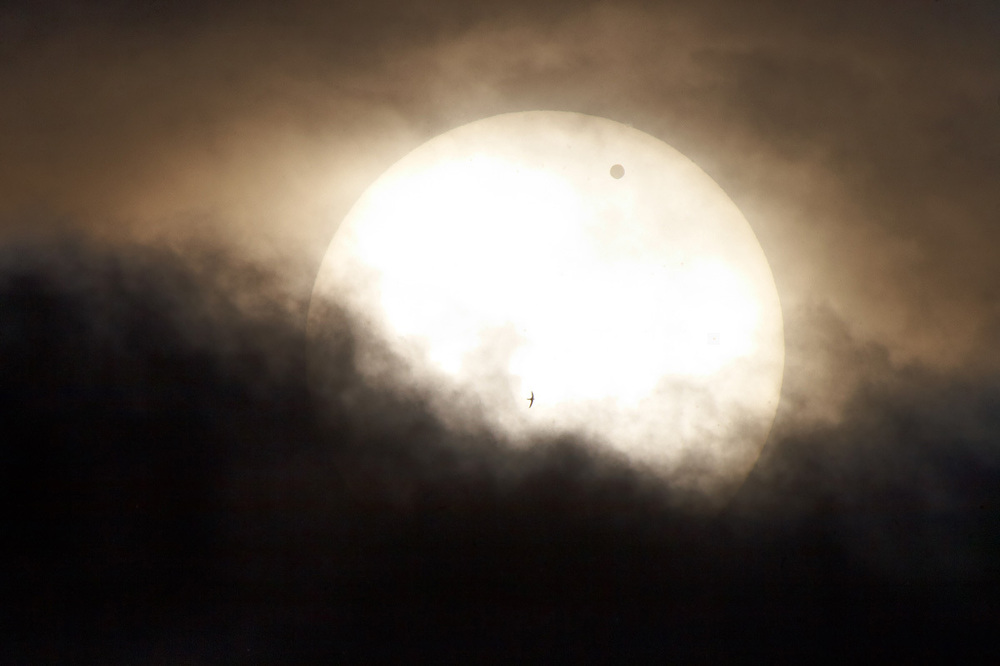 Снимок Солнца через темный светофильтр