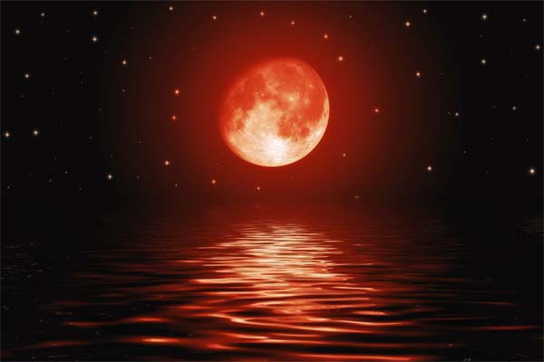 Кровавая Луна во время полнолуния