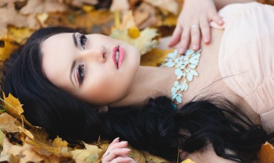девушка ожерелье листва осень