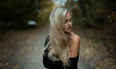 девушка волосы тропа лес листва осень