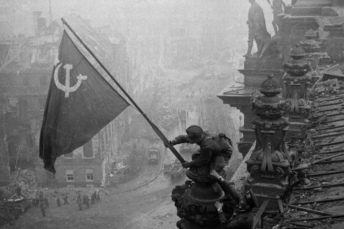 флаг над Рейхстагом