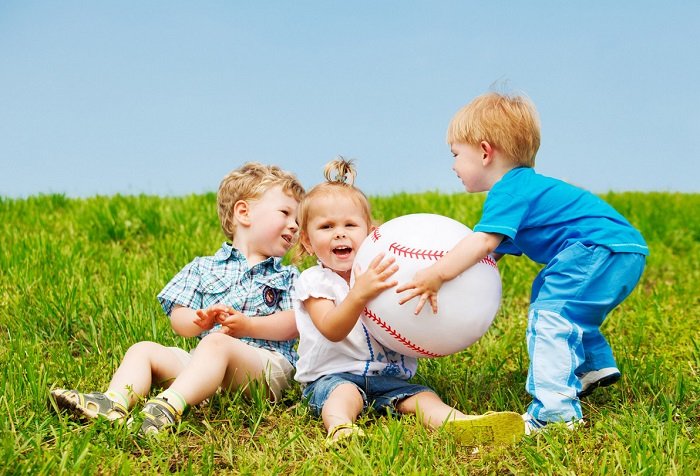 Рухливі ігри з м'ячем для малюків