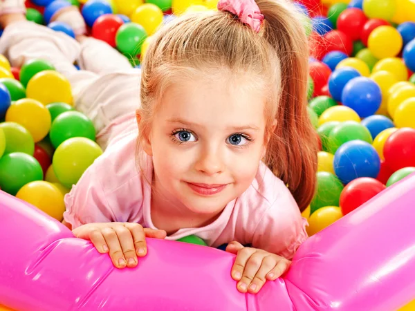 Ребенок в цветной шар — стоковое фото
