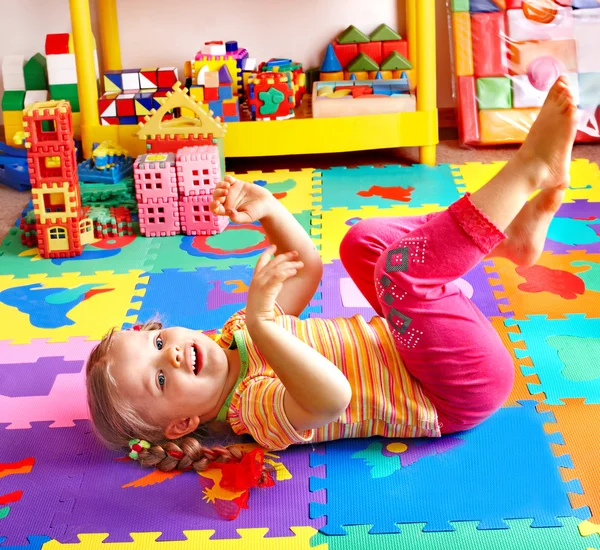 Ребенок, играя с строительный блок — стоковое фото