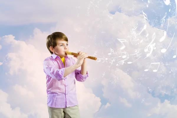 Юноша с флейтой — стоковое фото