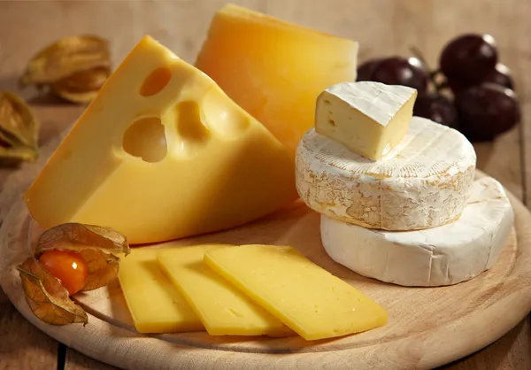 Сыр и фрукты — стоковое фото