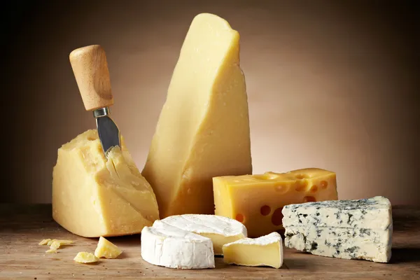 Различные типы сыра — стоковое фото