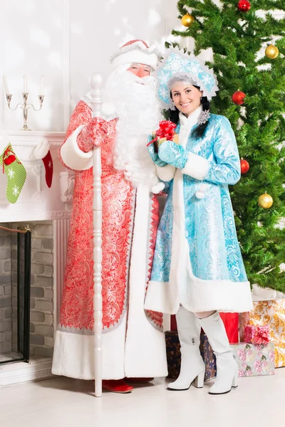 Снегурочка и Санта Клаус — стоковое фото