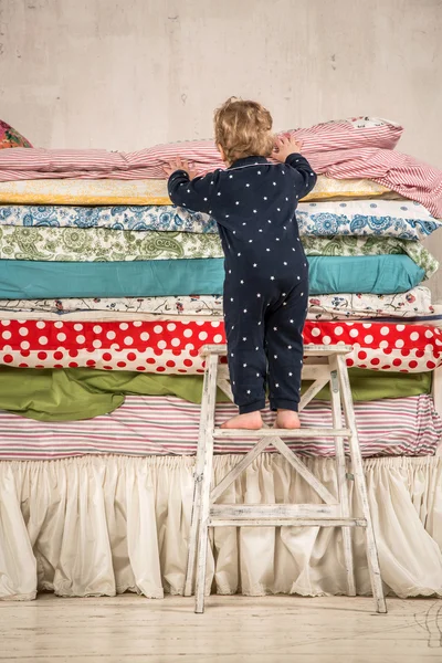 Ребенок поднимается на кровати - Принцесса на горошине — стоковое фото
