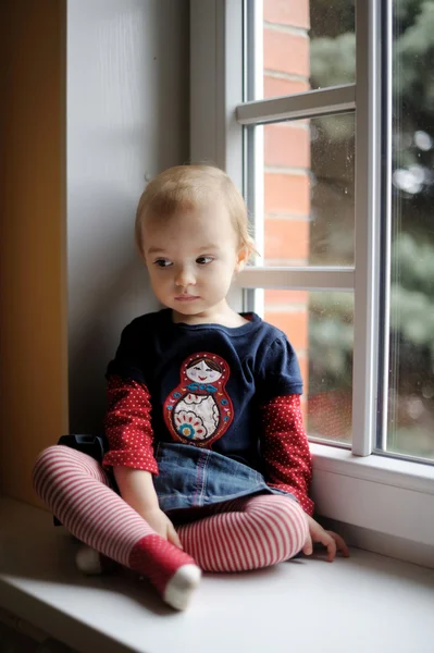 Два года малыш девушка у окна — стоковое фото