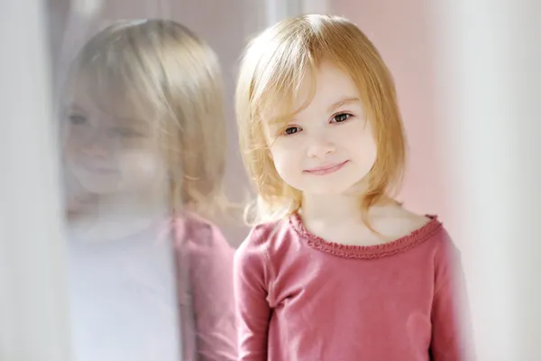 Очаровательны маленькая девочка портрет — стоковое фото