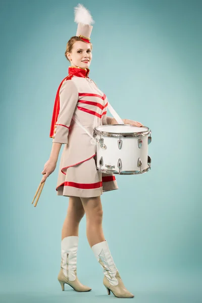 Мажоретки девушка позирует с барабаном — стоковое фото