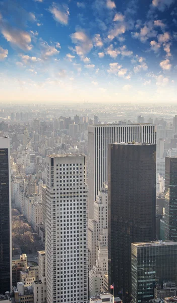 Резкое небо над Нью-Йорк - вид сверху — стоковое фото
