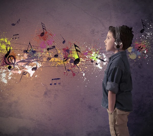 Маленький мальчик, слушающий музыку — стоковое фото
