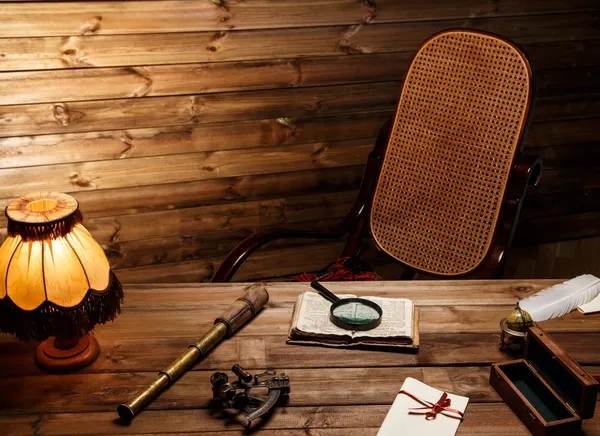 Кресло-качалка возле таблицы в уютный деревянный интерьер — стоковое фото