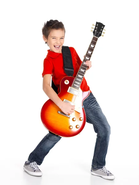 Белый мальчик поёт и играет на гитаре электро — стоковое фото