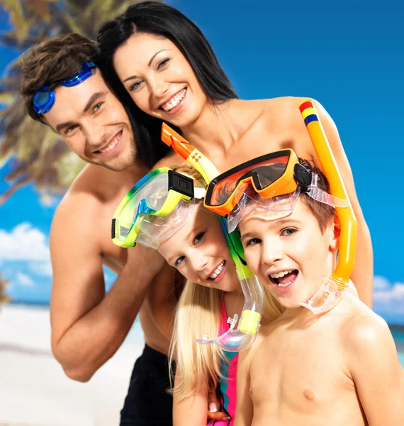 Счастливая забавная семья с двумя детьми на тропическом пляже — стоковое фото
