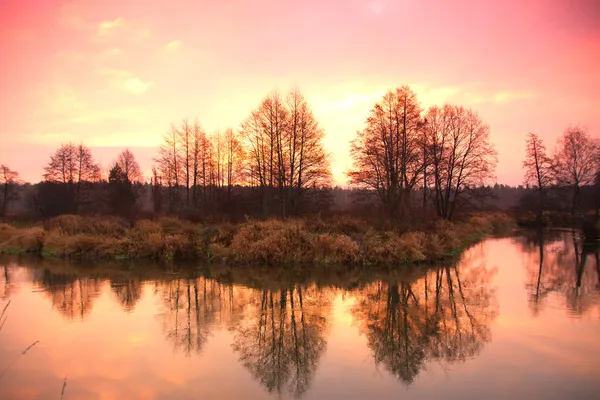Восход над рекой поздней осенью — стоковое фото
