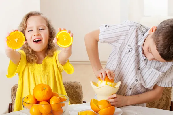 Дети с апельсинами — стоковое фото