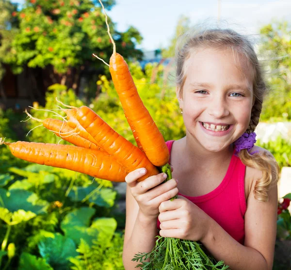 Ребенок с морковью — стоковое фото